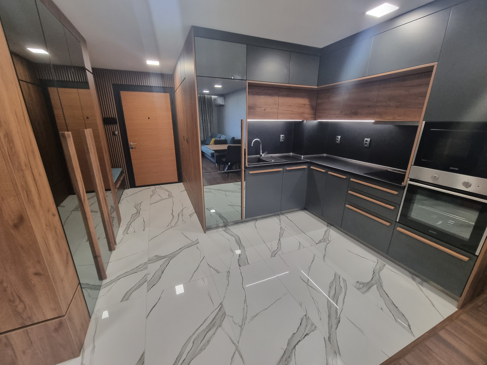 Luxury 1-bedroom Apartment — снимка 6 (Kamenitza 1, Пловдив)